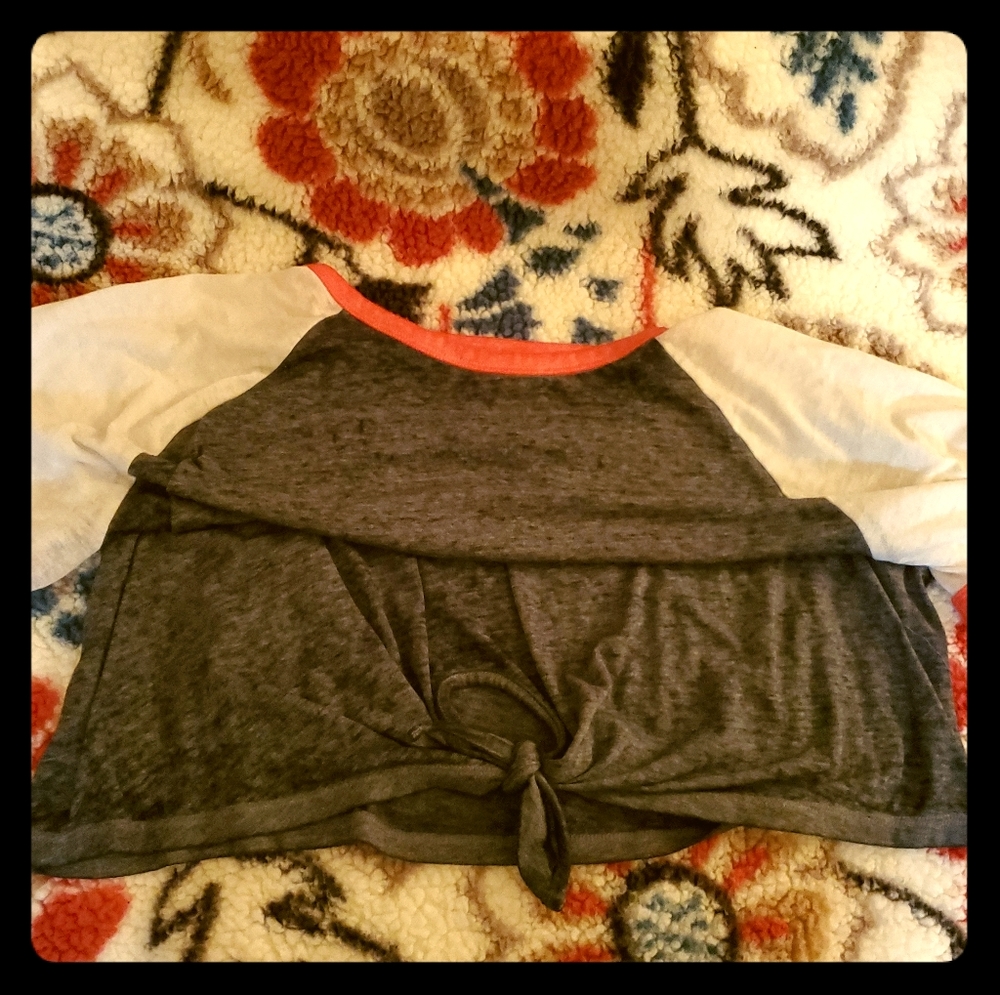 Short sleeve crop with knotted front